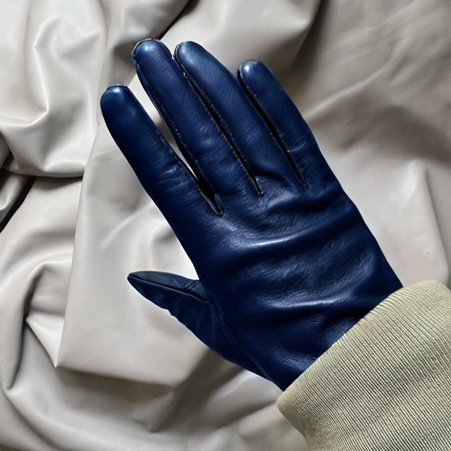 Guantes de piel para mujer en colores de moda.