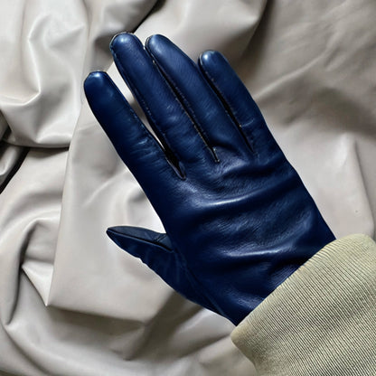 Guantes de piel para mujer en colores de moda.