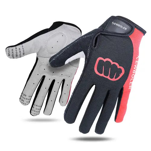 Gant VTT sport noir et rouge avec un poing sur le dessus du gant. L'image est sur fond blanc.
