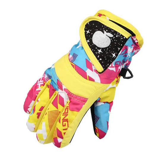 Gant de ski enfant pour fille et garçon jaune avec des motifs dont une pomme au niveau du poignet. L'image est sur fond blanc.