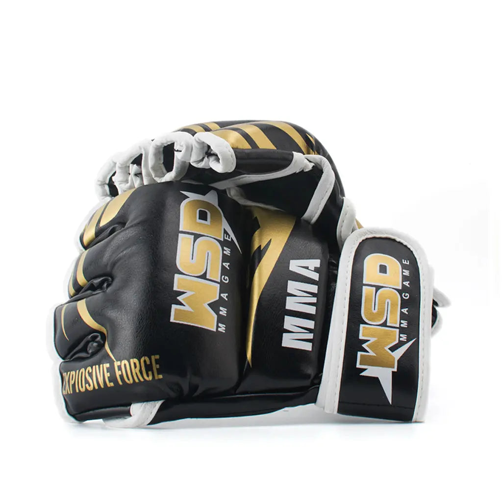Gant mma mitaine pour homme noir et or. L'image est sur fond blanc.