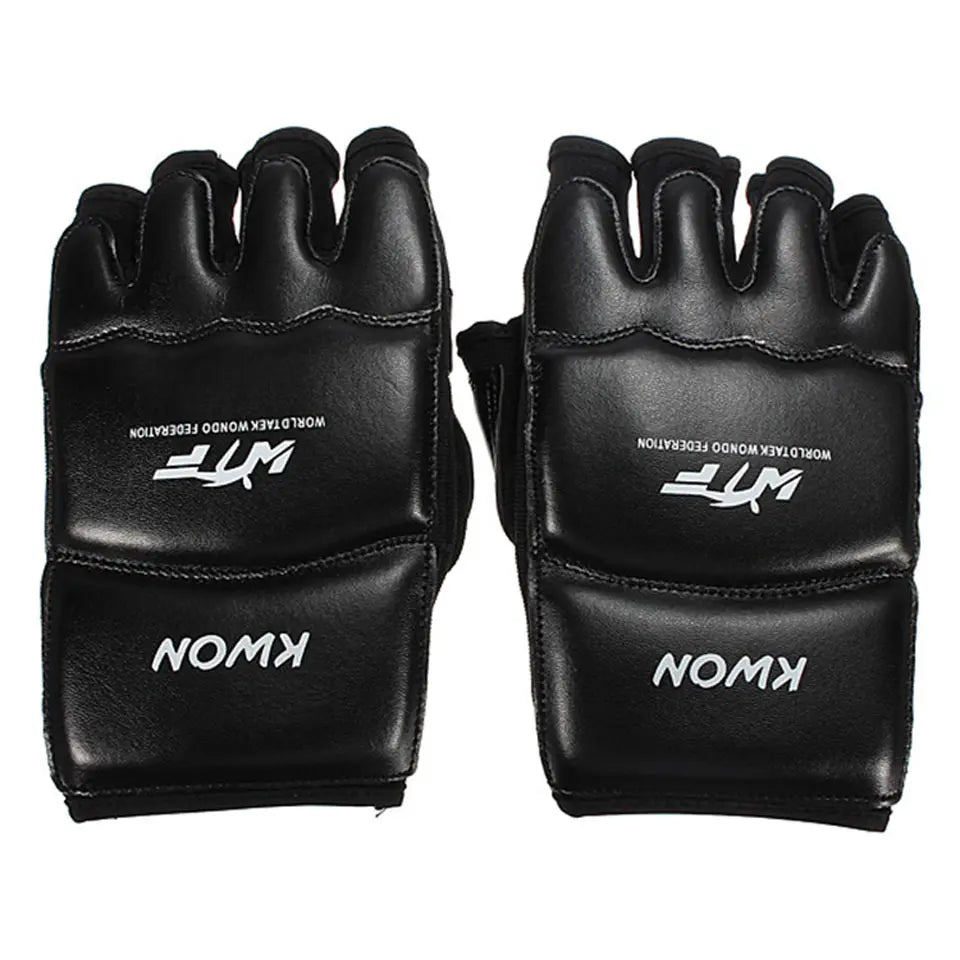 Gant mma pour homme avec mousse de protection. Les gants sont noir et blanc. L'image est sur fond blanc.