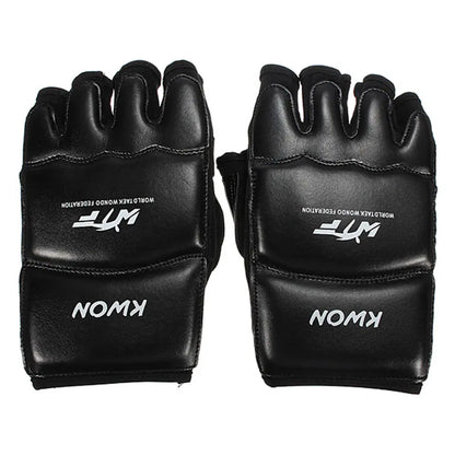 Gant mma pour homme avec mousse de protection. Les gants sont noir et blanc. L'image est sur fond blanc.