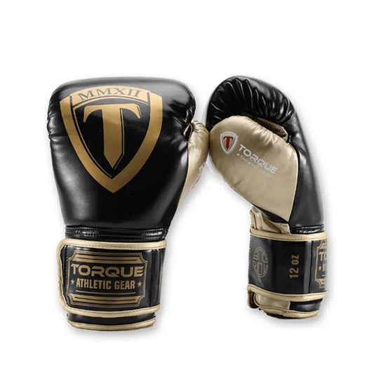 Gant de boxe en cuir pour homme noir et doré. L'image est sur fond blanc.