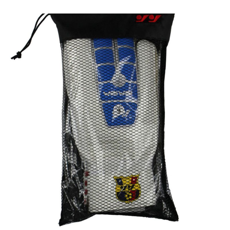 Gants de foot antidérapants pour gardien de but dans un sac de protection en filet.