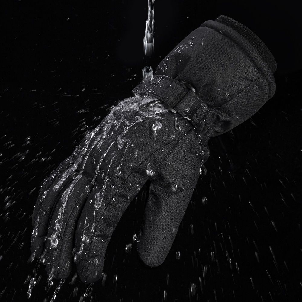 Gants de ski femme coupe-vent ultraléger résistant à l'eau sous une pluie battante.