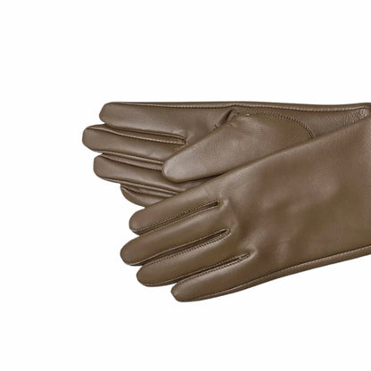 Guantes de piel para mujer en colores de moda.