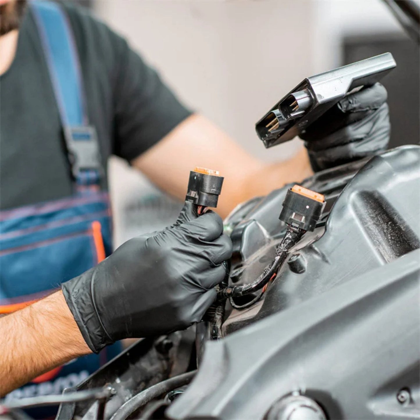 Sturdy black nitrile gloves for household chores