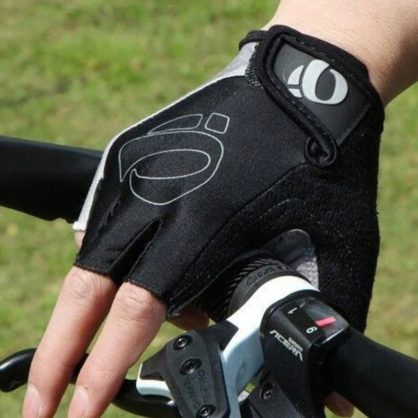 Breathable, sweat-wicking cycling gloves