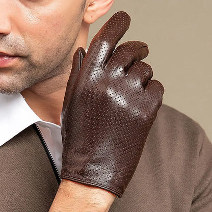 Homme avec une chemise blanche et une veste marron qui porte une paire de gants en cuir marron sur fond marron clair