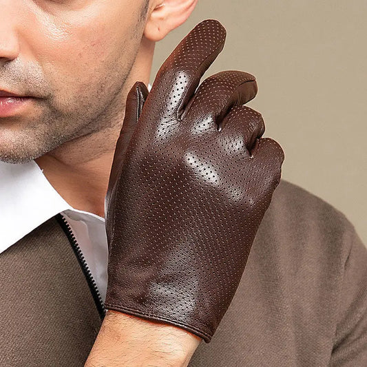 Homme avec une chemise blanche et une veste marron qui porte une paire de gants en cuir marron sur fond marron clair