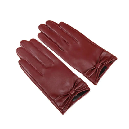 Gant cuir rouge avec nœud papillon pour femme sur fond blanc.