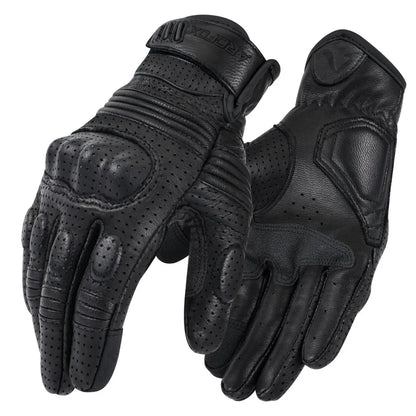 Gant moto cuir perforé avec protection renforcée noir sur fond blanc.